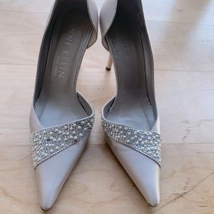 Beautiful Timeless Ouster Satin Anne Klein Shoes w/ Pearls, Studs Made in Italy
